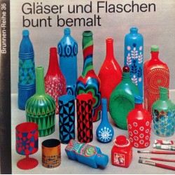 Gläser und Flaschen bunt bemalt. Von Margrit Kubiak-Winkelmann (1972).